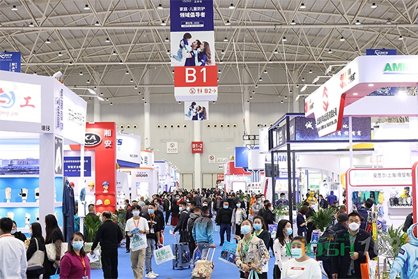 四邊封包裝機在食品行業(yè)的關鍵作用和優(yōu)勢